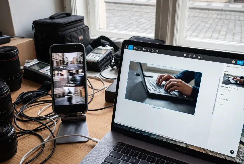 Stavíme i weby, takže víme, kde video skončí: hero smyčka do 2 MB, vertikální verze pro Instagram, sestřih na 6 a 15 vteřin do reklamy. Jinde to vyřizuješ mezi třemi dodavateli.
